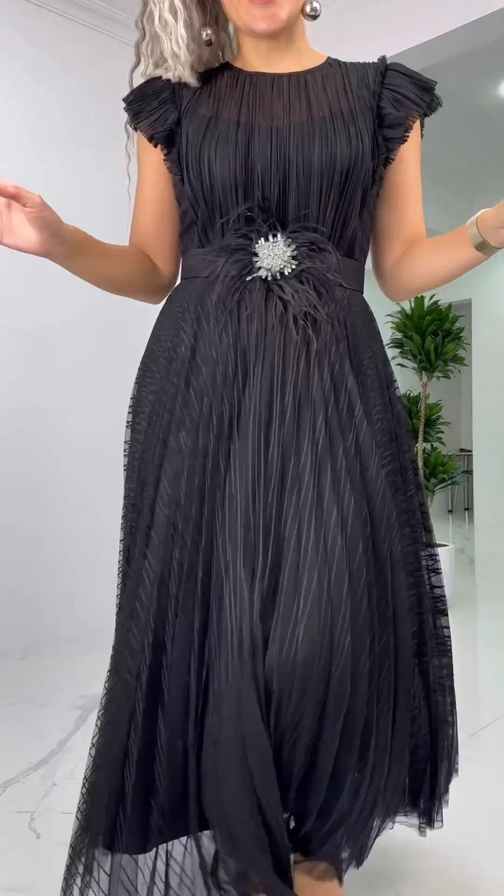 KEVI - PLISSIERTES MAXIKLEID MIT GÜRTEL