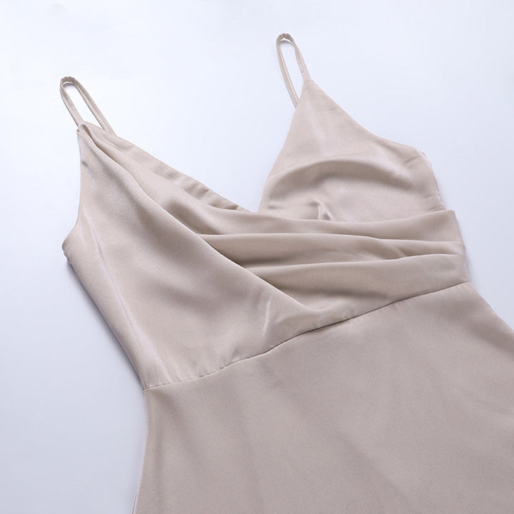 KLAUDIA - SATINIERTES KLEID MIT SCHLITZ