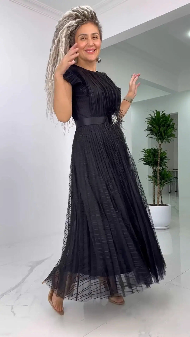KEVI - PLISSIERTES MAXIKLEID MIT GÜRTEL