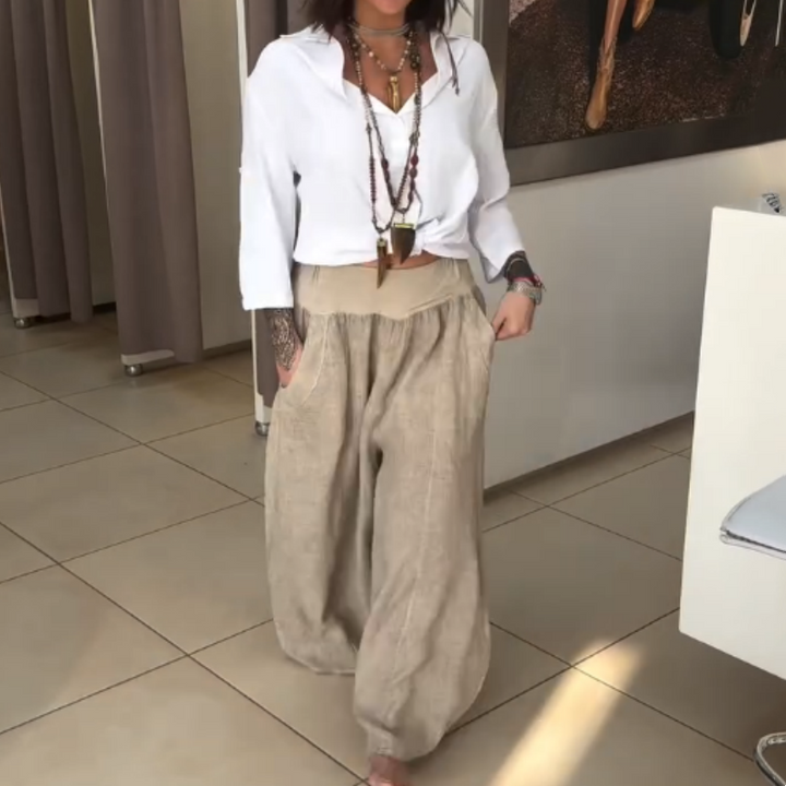 AMALIA - STRETCHHOSE MIT WEITEM BEIN UND TASCHEN